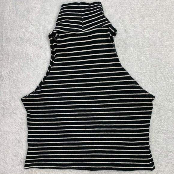 Crop sleeveless turtleneck - Picture 2 of 4